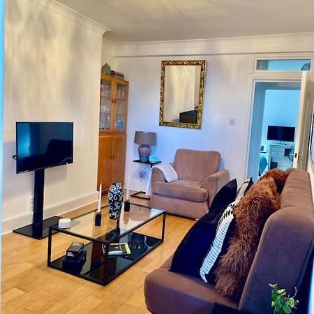 2 Bedroom Flat In Camberwell Green - Central Location With Excellent Connections To Tourist Attractions And Main London Airports Екстериор снимка