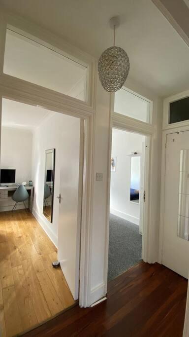 2 Bedroom Flat In Camberwell Green - Central Location With Excellent Connections To Tourist Attractions And Main London Airports Екстериор снимка