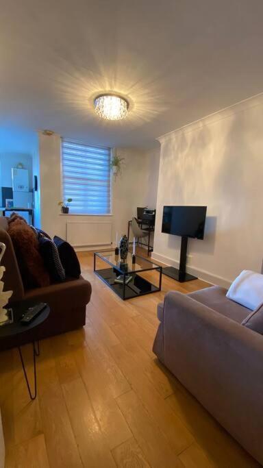2 Bedroom Flat In Camberwell Green - Central Location With Excellent Connections To Tourist Attractions And Main London Airports Екстериор снимка