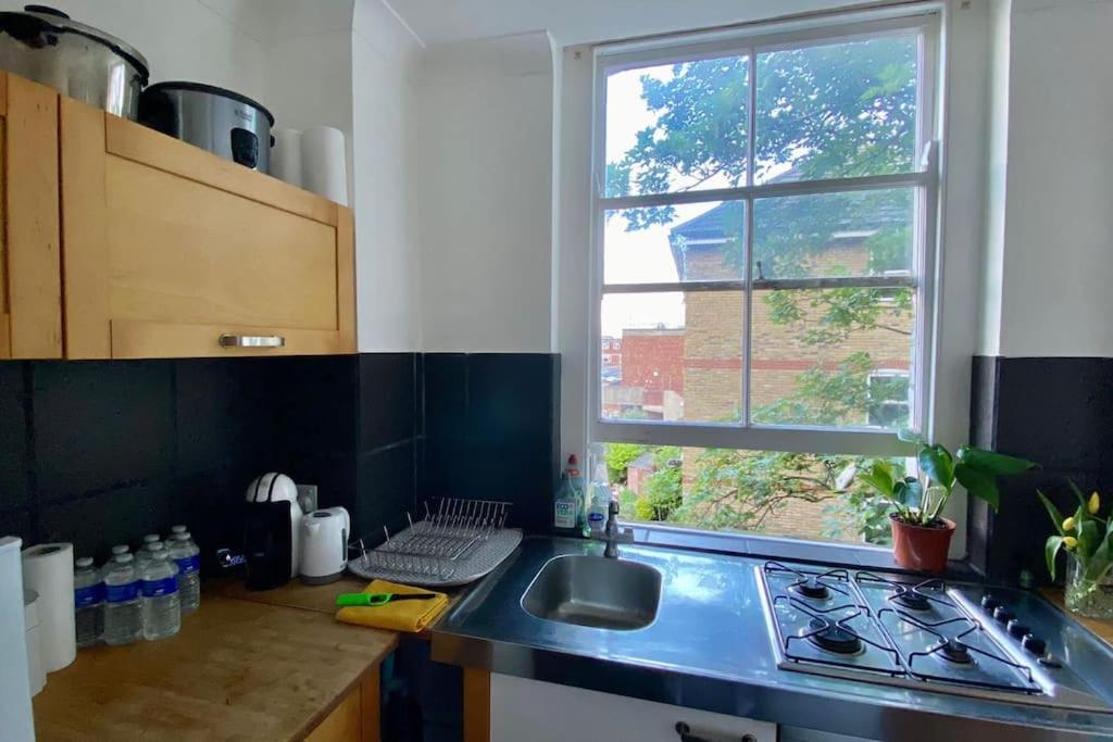 2 Bedroom Flat In Camberwell Green - Central Location With Excellent Connections To Tourist Attractions And Main London Airports Екстериор снимка