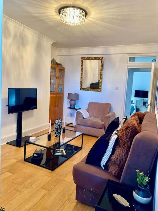 2 Bedroom Flat In Camberwell Green - Central Location With Excellent Connections To Tourist Attractions And Main London Airports Екстериор снимка