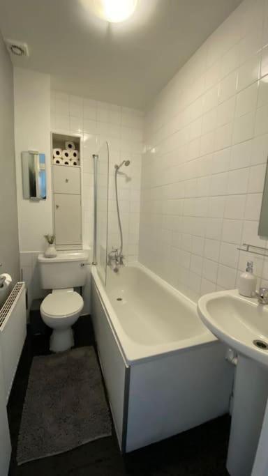 2 Bedroom Flat In Camberwell Green - Central Location With Excellent Connections To Tourist Attractions And Main London Airports Екстериор снимка