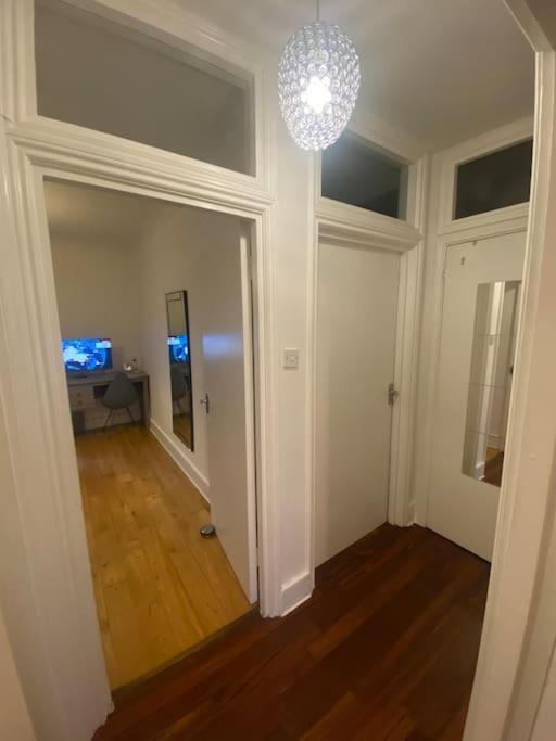 2 Bedroom Flat In Camberwell Green - Central Location With Excellent Connections To Tourist Attractions And Main London Airports Екстериор снимка