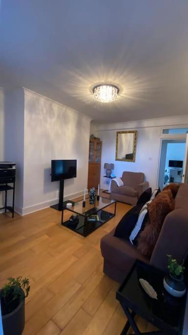 2 Bedroom Flat In Camberwell Green - Central Location With Excellent Connections To Tourist Attractions And Main London Airports Екстериор снимка